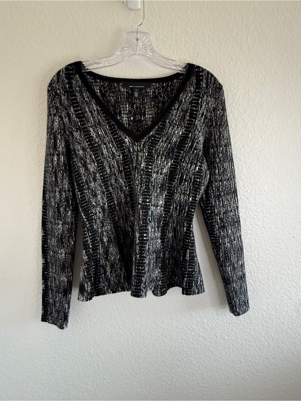 White House‎ Black Market Black & Gray V-Neck Textured Snakeskin Print Knit Top